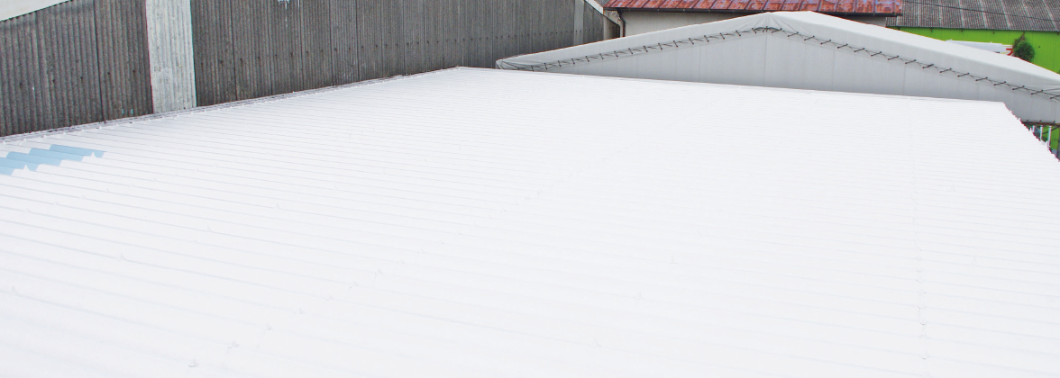 工場超低汚染リファイン500Si-IRを工場屋根に塗装し20ヶ月が経過しても、日射反射率保持率89％（白）屋根